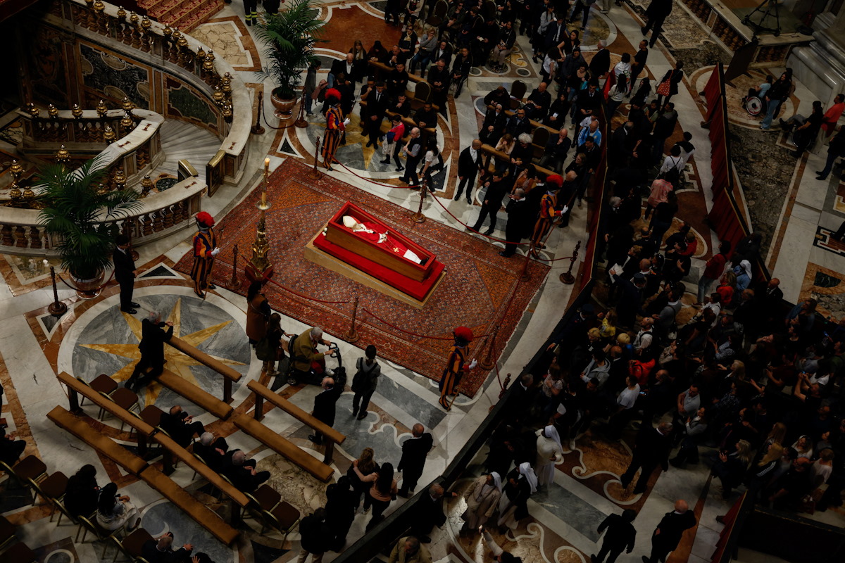 Οι πενθούντες αποτίουν τα σέβη τους καθώς ο Πάπας Φραγκίσκος βρίσκεται στη Βασιλική του Αγίου Πέτρου στο Βατικανό