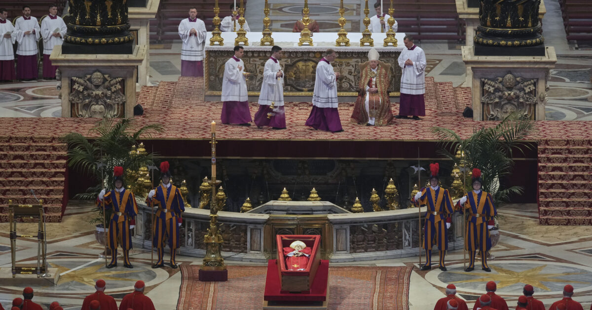 Pope Francis: Tens of thousands flock to say goodbye – see live picture