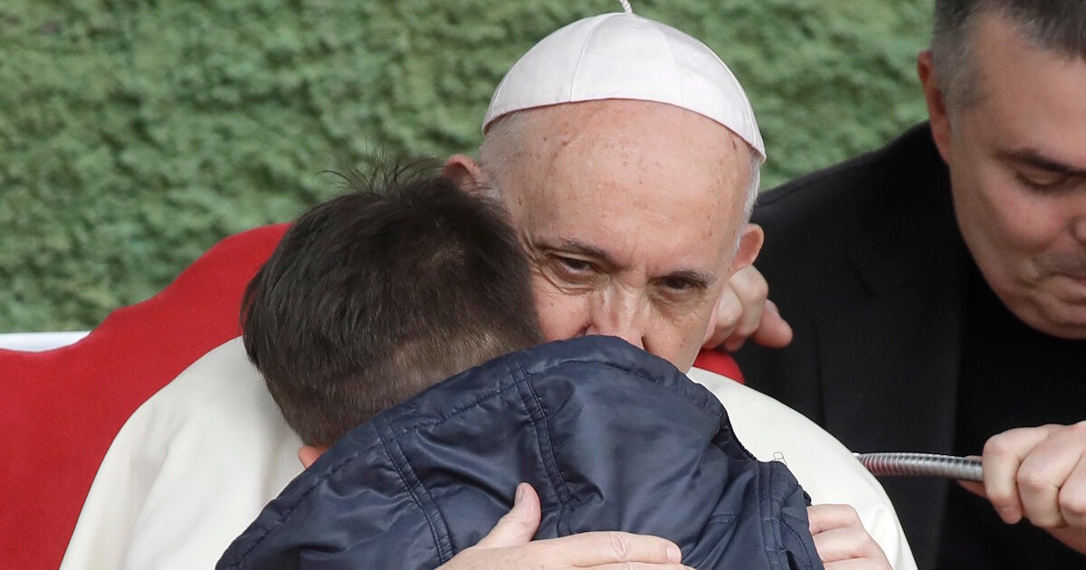 Pope Francis: His embrace to little Emmanuel who cried for his dead atheist father