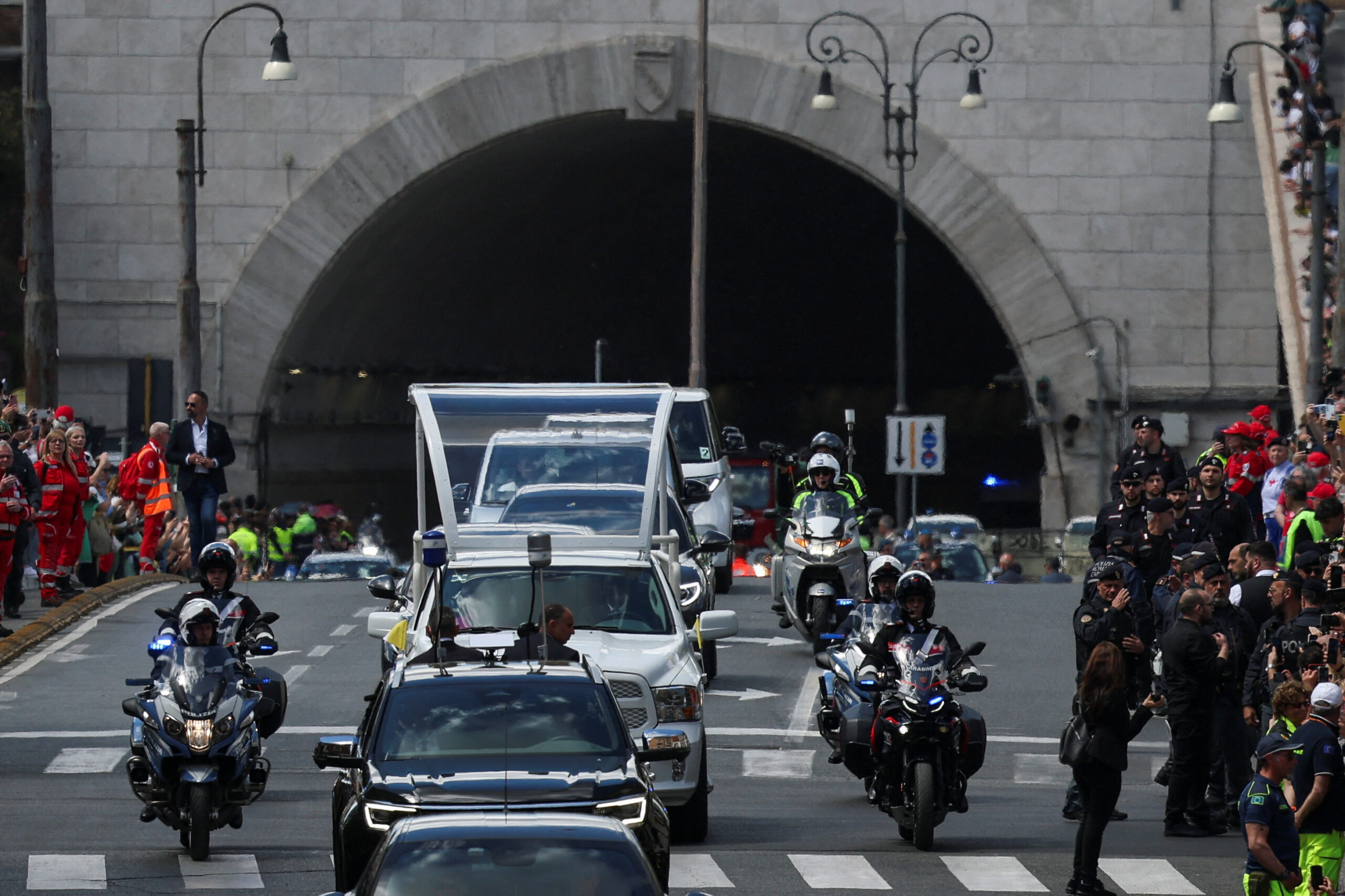 Το ειδικά διαμορφωμένο λευκό αυτοκίνητο του Πάπα