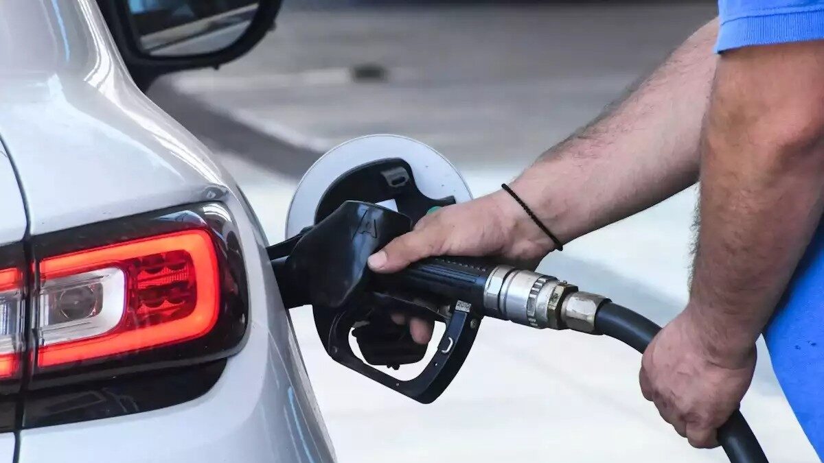 Μείωση στις τιμές των καυσίμων πριν το Πάσχα φέρνουν οι δασμοί Τραμπ