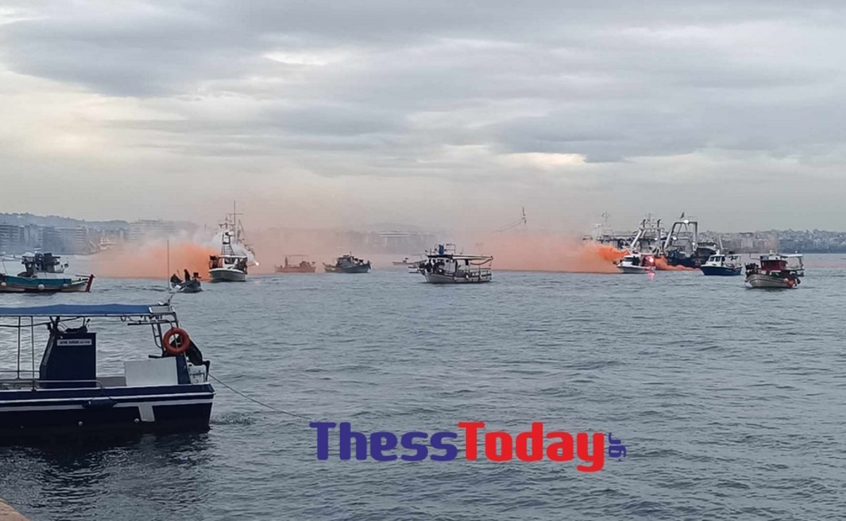 Οι ψαράδες έχουν συγκεντρωθεί με τα σκάφη τους στον Θερμαϊκό