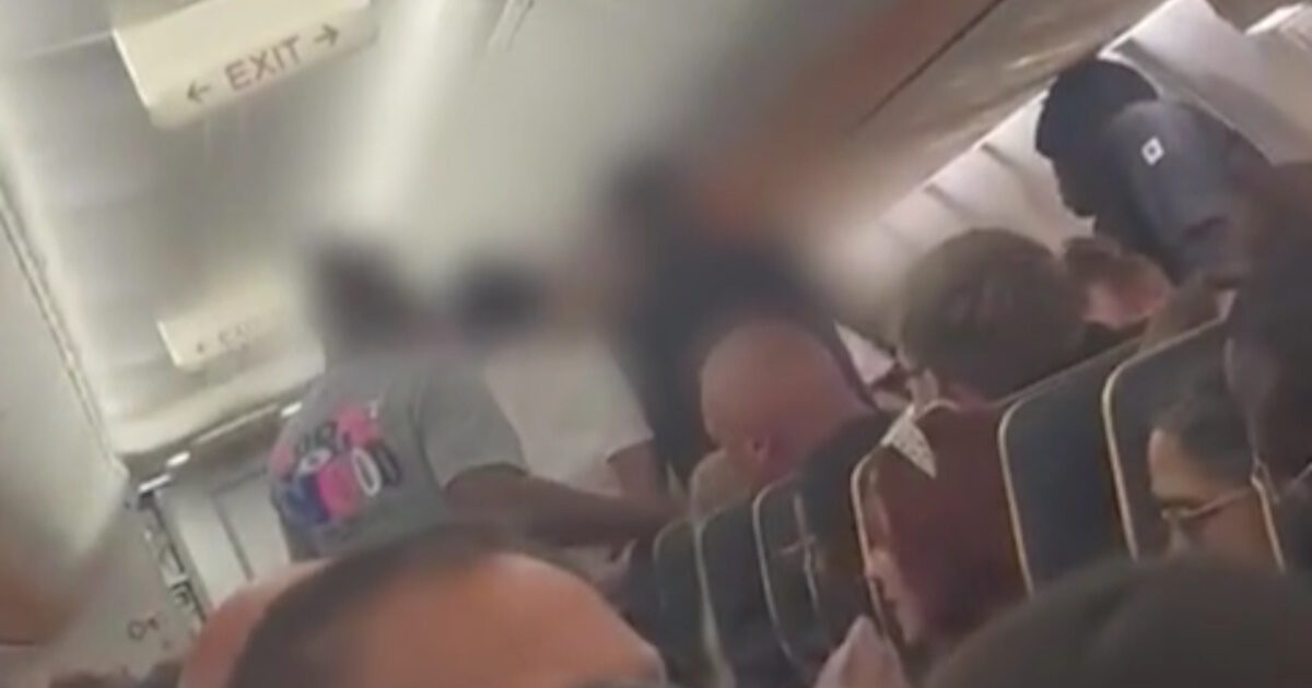 Rhodes: “panic” in a drunk passenger flight – refused to sit and tied him with zones in place