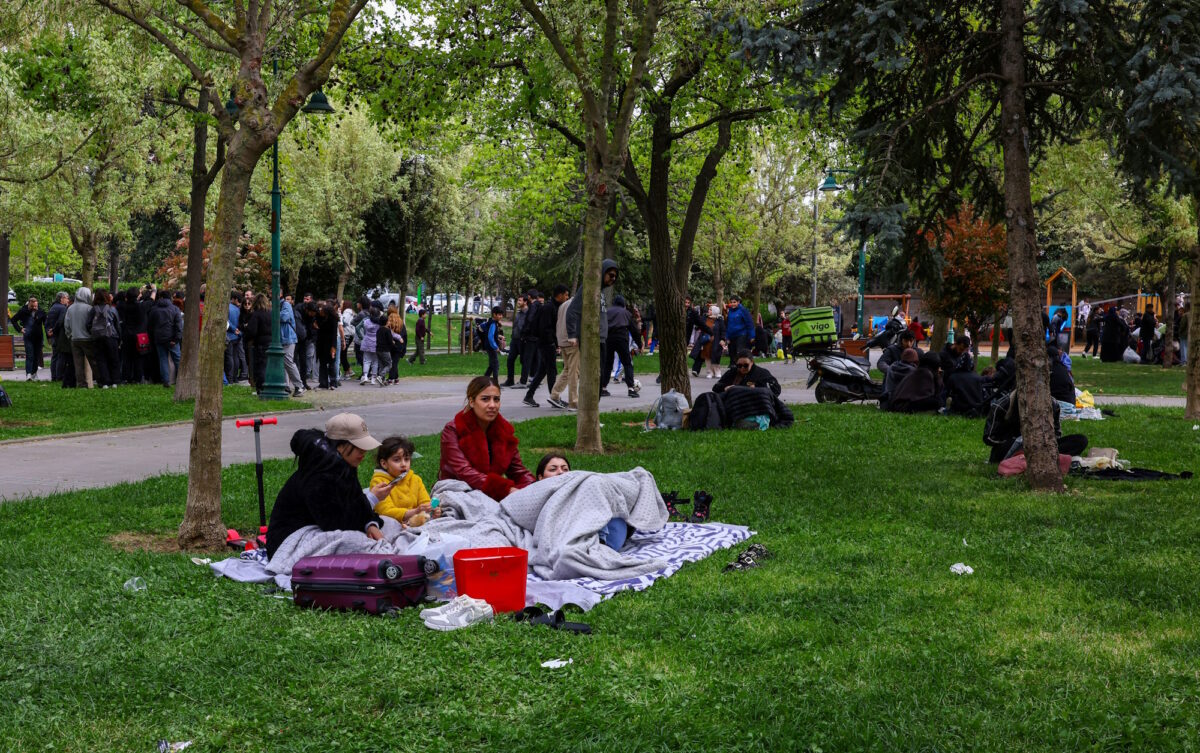 Κάτοικοι σε πλατείες μετά τον σεισμό στην Κωνσταντινούπολη