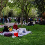 Κάτοικοι σε πλατείες μετά τον σεισμό στην Κωνσταντινούπολη