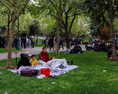 Κάτοικοι σε πλατείες μετά τον σεισμό στην Κωνσταντινούπολη