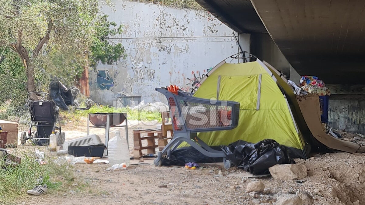 Οι σκηνές όπου ζούσε η 13χρονη στου Ρέντη