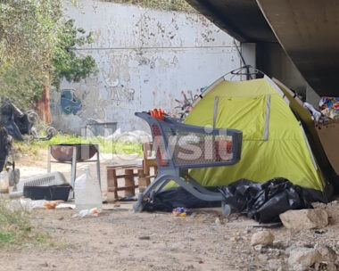 Οι σκηνές όπου ζούσε η 13χρονη στου Ρέντη