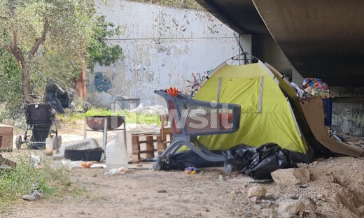 Οι σκηνές όπου ζούσε η 13χρονη στου Ρέντη