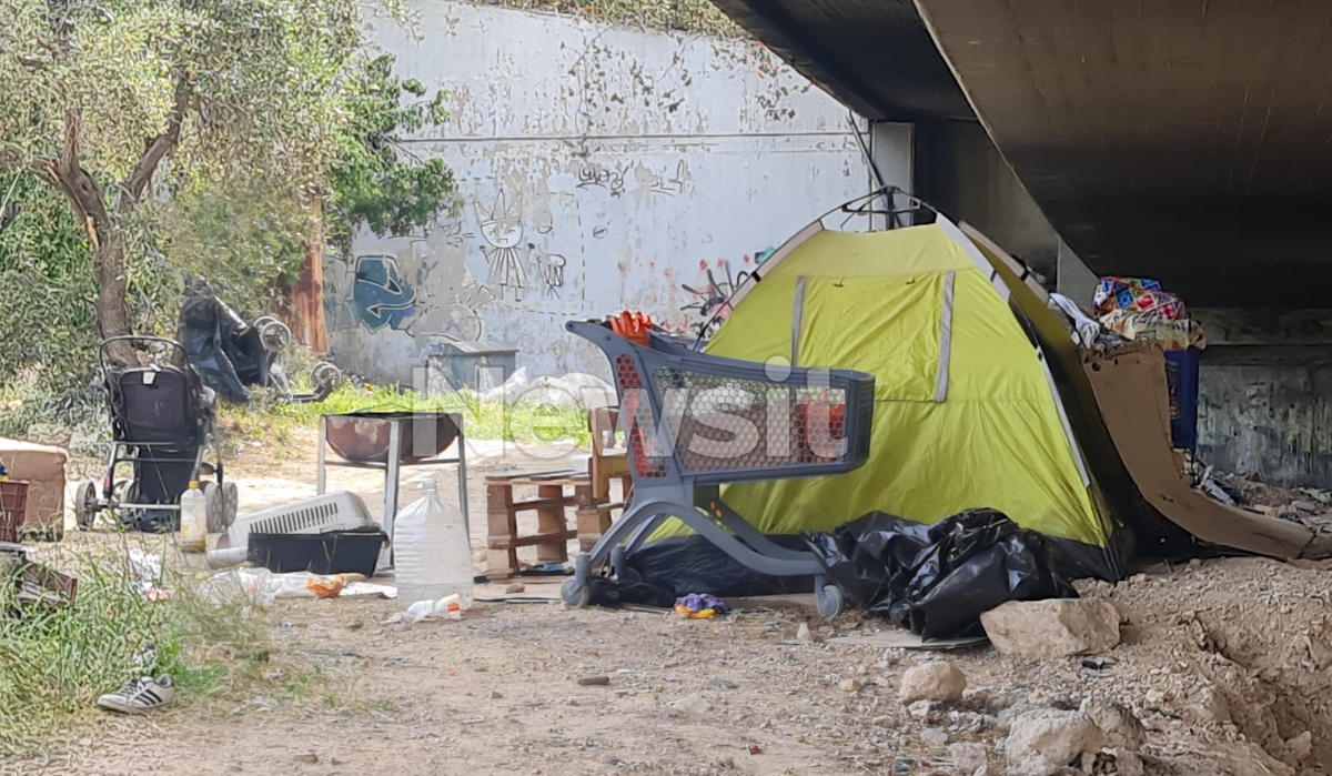 Οι σκηνές που έχουν στήσει Ρομά στου Ρέντη