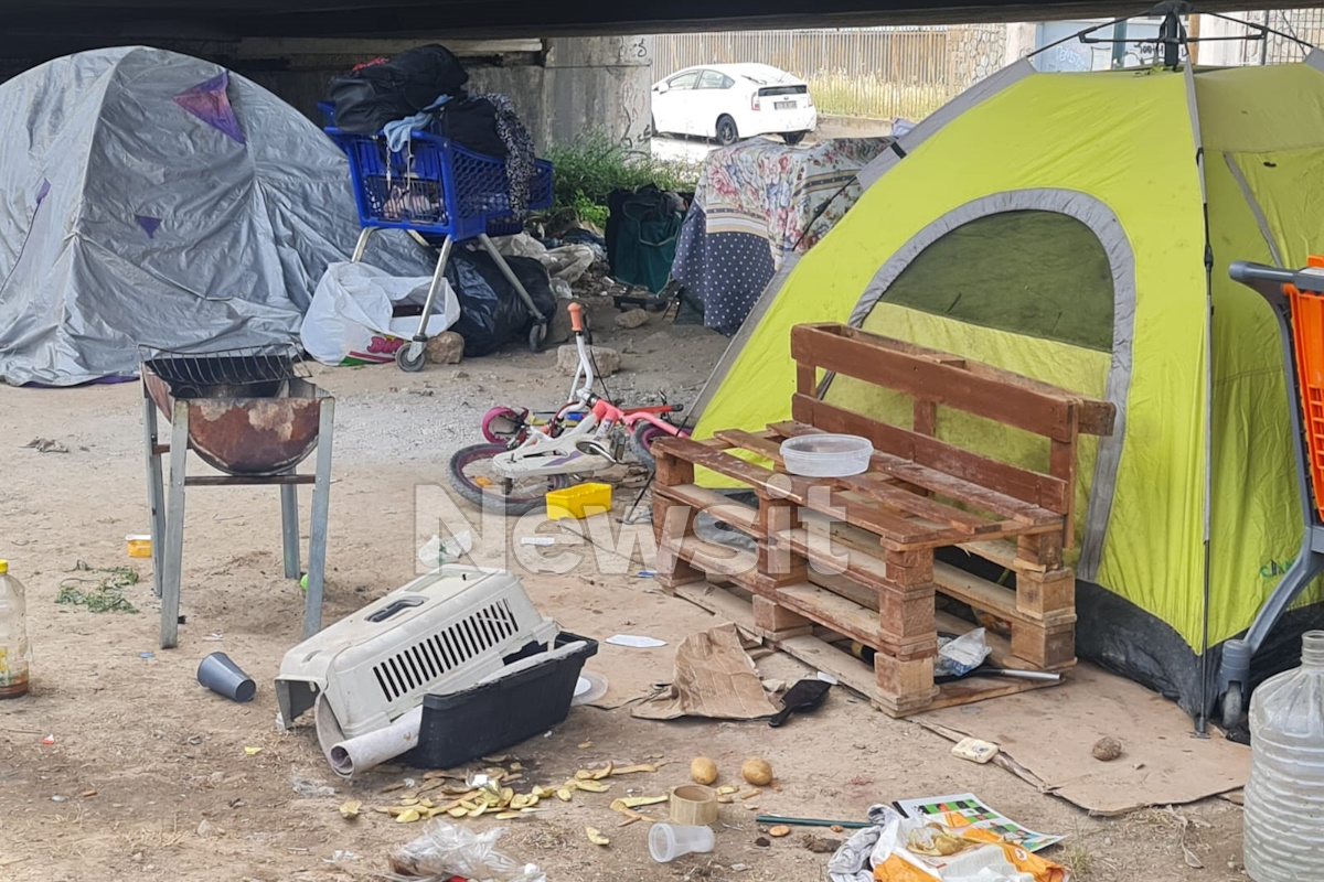 Οι σκηνές που έχουν στήσει Ρομά στου Ρέντη