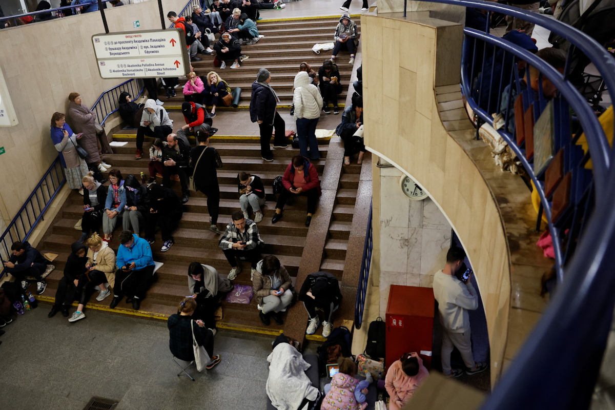Οι άνθρωποι βρίσκουν καταφύγιο μέσα σε σταθμό του μετρό κατά τη διάρκεια ρωσικής στρατιωτικής επίθεσης, εν μέσω της επίθεσης της Ρωσίας στην Ουκρανία, στο Κίεβο