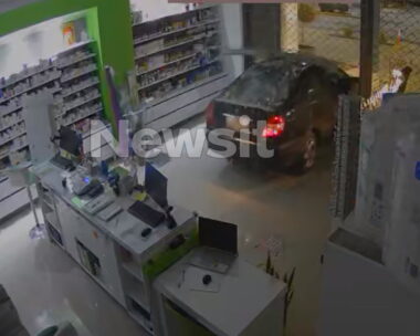 Η στιγμή με το αυτοκίνητο που «μπούκαρε» σε φαρμακείο