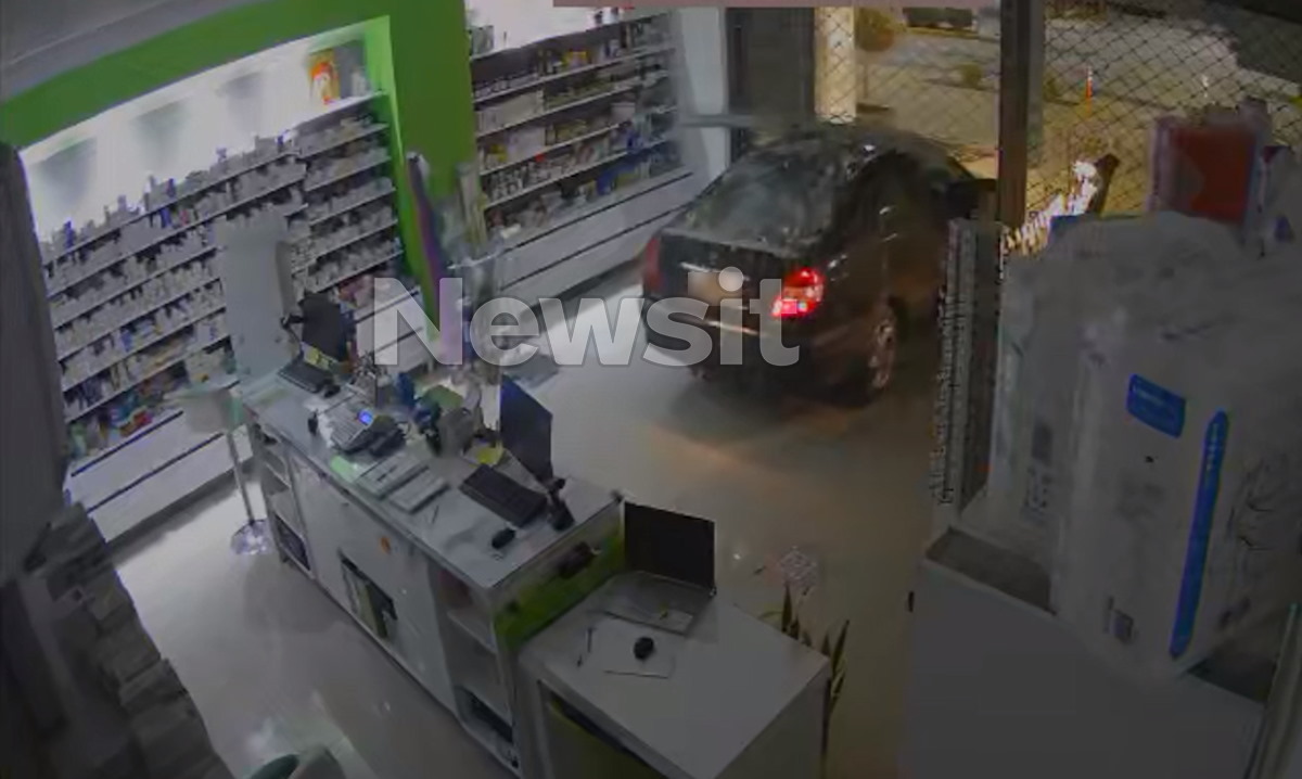 Η στιγμή με το αυτοκίνητο που «μπούκαρε» σε φαρμακείο
