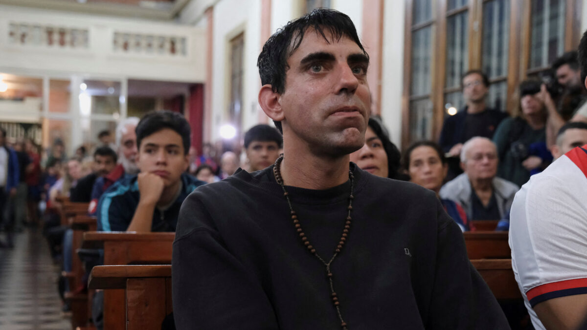 Οπαδός της Σαν Λορέντζο στη Λειτουργία για τον Πάπα Φραγκίσκο