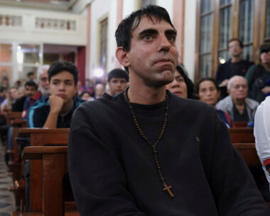 Οπαδός της Σαν Λορέντζο στη Λειτουργία για τον Πάπα Φραγκίσκο