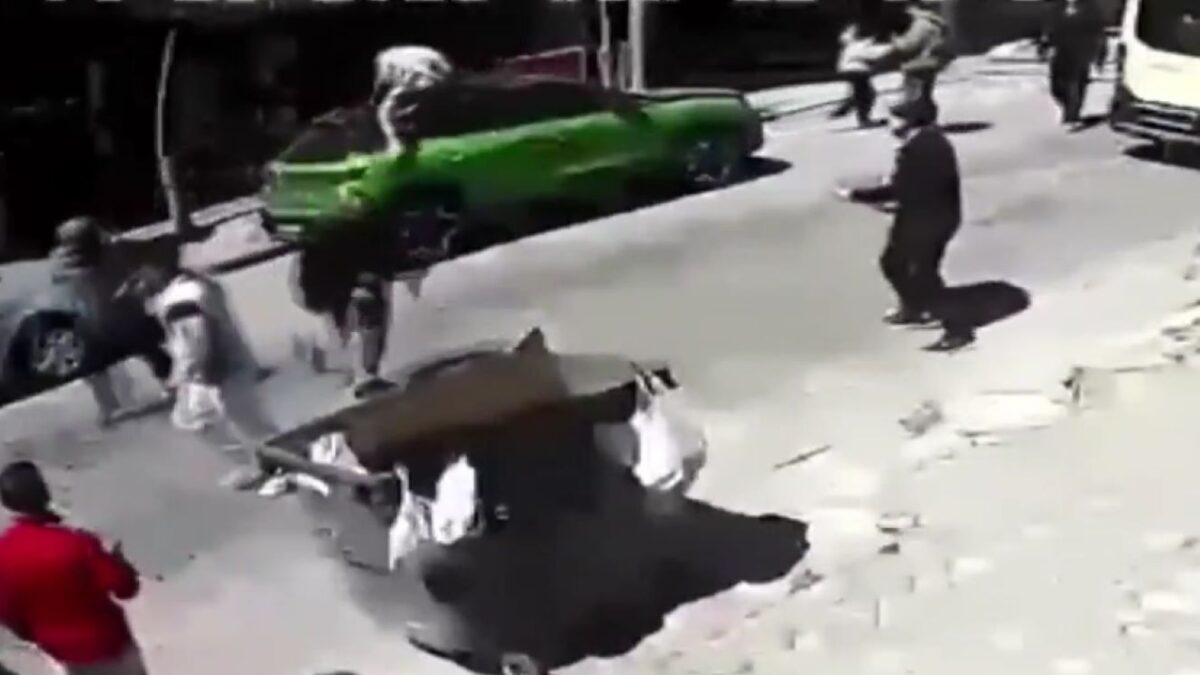 Η στιγμή που άνδρας «σκάει» πάνω σε αυτοκίνητο, κατά τη διάρκεια του ισχυρού σεισμού στην Κωνσταντινούπολη