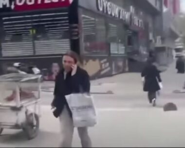 Γυναίκα μιλάει στο κινητό της στο κέντρο της Κωνσταντινούπολης λίγα λεπτά μετά τον σεισμό των 6,2 Ρίχτερ