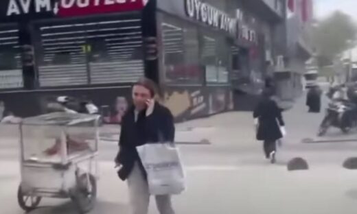 Γυναίκα μιλάει στο κινητό της στο κέντρο της Κωνσταντινούπολης λίγα λεπτά μετά τον σεισμό των 6,2 Ρίχτερ