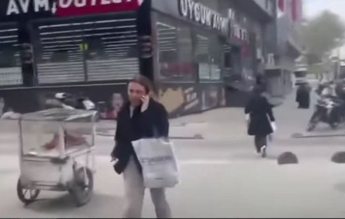 Γυναίκα μιλάει στο κινητό της στο κέντρο της Κωνσταντινούπολης λίγα λεπτά μετά τον σεισμό των 6,2 Ρίχτερ