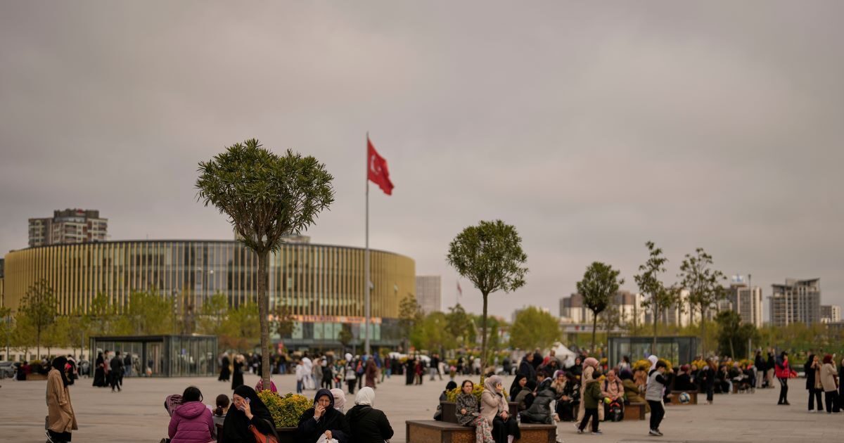 Πολίτες στην Κωνσταντινούπολη λίγη ώρα μετά τον σεισμό
