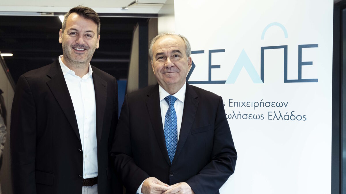 Από αριστερά ο Πρόεδρος του ΣΕΛΠΕ Κώστας Γεράρδος και ο αναπληρωτής υπουργό Οικονομικών, Νίκο Παπαθανάση