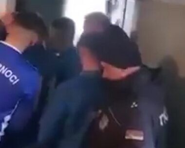 Η στιγμή της εφόδου της αστυνομίας στα αποδυτήρια