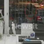 Άνδρας περπατάει κοντά στο σημείο της έκρηξη στη Hellenic Train