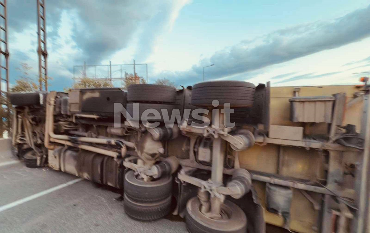 Ανατροπή νταλίκας στον Σκαραμαγκά