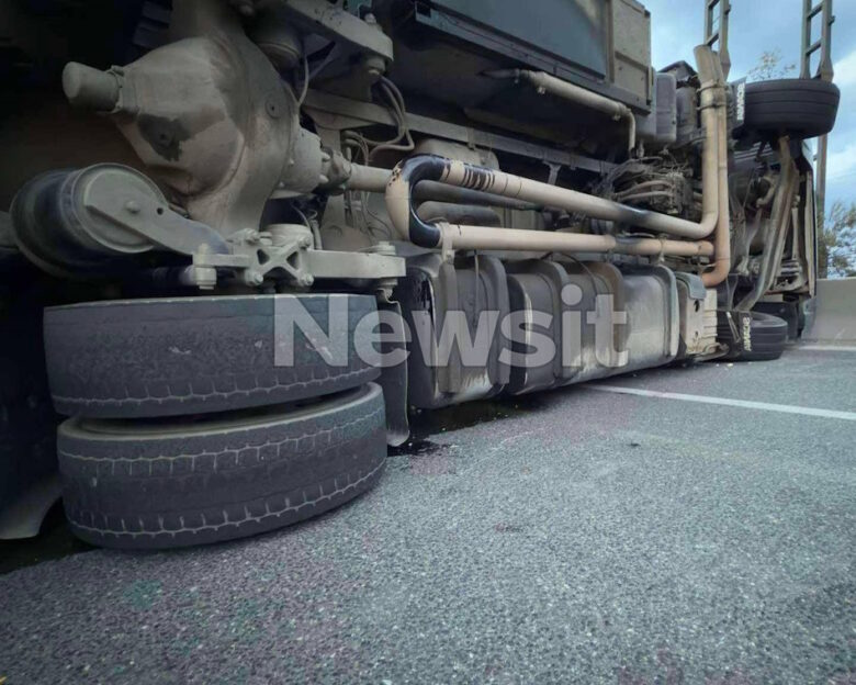 Ανατροπή νταλίκας στον Σκαραμαγκά – Έκλεισε το ρεύμα προς Αθήνα της Εθνικής Οδού