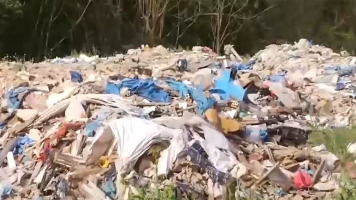 «Λόφοι» απορριμμάτων στην κοίτη του Κηφισού στο Μενίδι