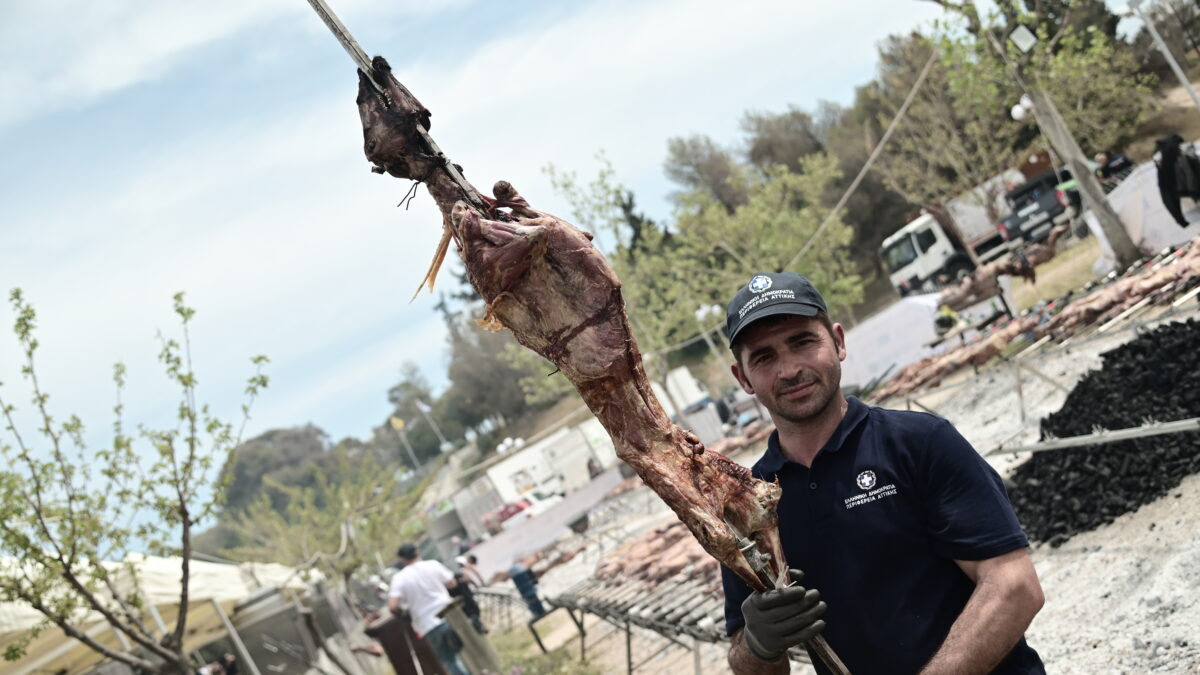 Με καλό καιρό το σούβλισμα του αρνιού