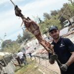 Με καλό καιρό το σούβλισμα του αρνιού