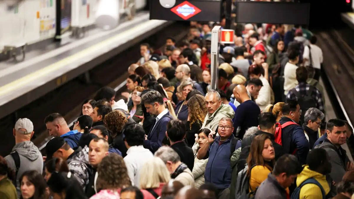 Χιλιάδες κόσμου εγκλωβισμένοι στο μετρό μετά το μπλακ άουτ
