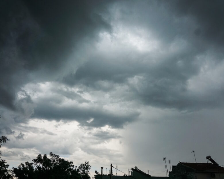 Καιρός σήμερα: Με βροχές, καταιγίδες και ισχυρούς ανέμους θα περάσουμε την Πρωτομαγιά – Στους 26 βαθμούς θα φτάσει η θερμοκρασία