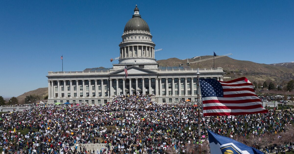 Donald Trump: Citizens “boil” with his agenda – promises a “economic revolution” while hundreds of thousands are demonstrating on the streets