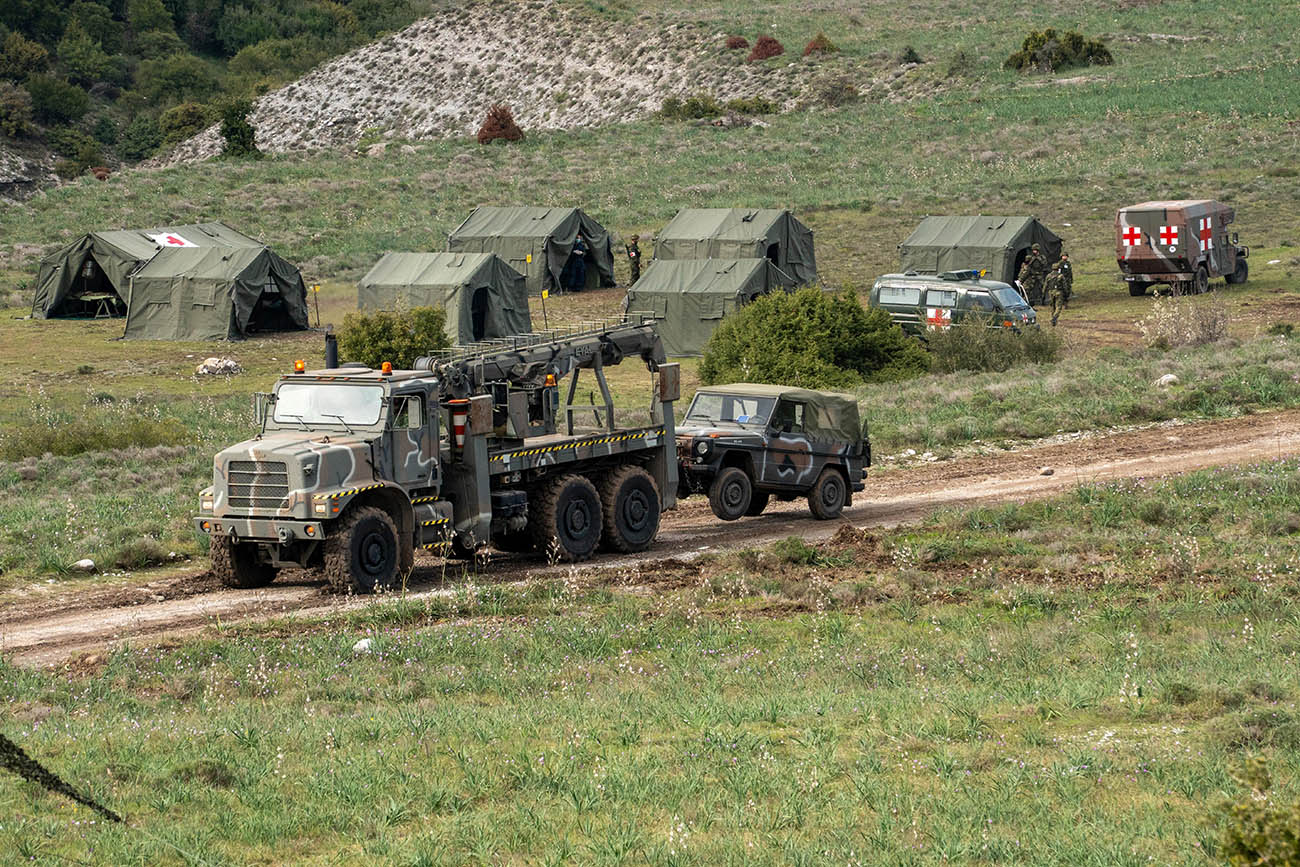 Από 31 Μαρτίου έως 04 Απριλίου 2025, διεξήχθη στο Πεδίο Ασκήσεων - Βολής Λιτόχωρου η Τακτική Άσκηση Μετά Στρατευμάτων (ΤΑΜΣ) "ΔΗΜΟΚΡΙΤΟΣ-25", με σκοπό την πρακτική εφαρμογή των γνώσεων των νέων Ανθυπολοχαγών και των Μονίμων Λοχιών όλων των Όπλων και Σωμάτων Τάξεως 2024, επί αντικειμένων αμυντικών και επιθετικών επιχειρήσεων και Διοικητικής Μέριμνας υπό ρεαλιστικές συνθήκες. Στην ΤΑΜΣ συμμετείχαν τμήματα και μέσα της ΧΧΙV Τεθωρακισμένης Ταξιαρχίας (ΧΧIV ΤΘΤ) "1o ΣΙ ΦΛΩΡΙΝΑ", και της 1ης Ταξιαρχίας Αεροπορίας Στρατού (1η ΤΑΞΑΣ) "ΚΙΛΚΙΣ ΛΑΧΑΝΑ". Κατά τη διάρκεια της ΤΑΜΣ "ΔΗΜΟΚΡΙΤΟΣ-25", οι Ανθυπολοχαγοί και οι Μόνιμοι Λοχίες εκπαιδεύτηκαν επί του πεδίου σε αντικείμενα βολών, επιθετικών και αμυντικών επιχειρήσεων, στις τεχνικές διάβασης υδάτινων κωλυμάτων μέσω πεζογέφυρας, στην ανάπτυξη Περιοχής Διοικητικής Μέριμνας (ΠΔΜ) Ταξιαρχίας και στη διαδικασία περισυλλογής βαρέως τεχνικού υλικού. Την Παρασκευή 04 Απριλίου 2025, παρουσία του Αρχηγού του Γενικού Επιτελείου Στρατού Αντιστράτηγου Γεώργιου Κωστίδη, πραγματοποιήθηκε η τελική φάση της Ασκήσεως, με την διεξαγωγή της ΤΑΜΣ "Άμυνα Σ.Μ/Κ ΛΠΖ και Αν