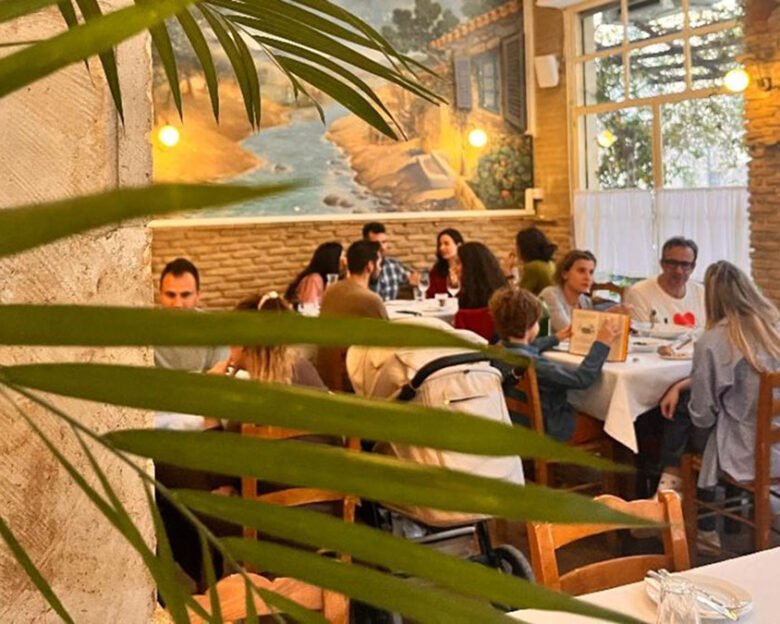 H Ταβέρνα των Φίλων που έκανε τον Κολωνό πέρασμα