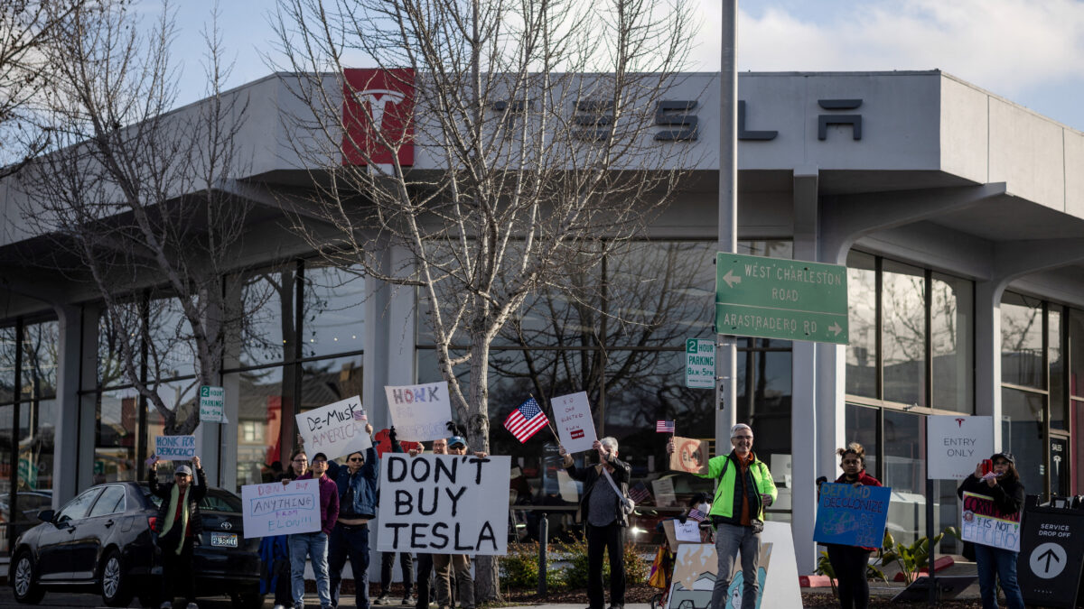 Διαμαρτυρία έξω από Tesla