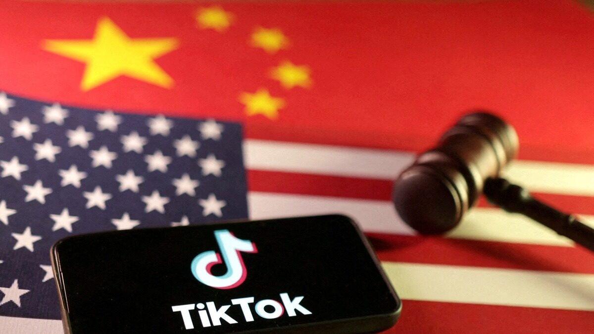 Το λογότυπο του TikTok πάνω στις σημαίες των ΗΠΑ και της Κίνας