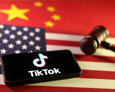 Το λογότυπο του TikTok πάνω στις σημαίες των ΗΠΑ και της Κίνας