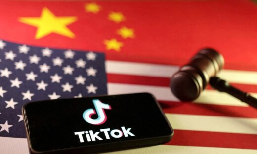 Το λογότυπο του TikTok πάνω στις σημαίες των ΗΠΑ και της Κίνας