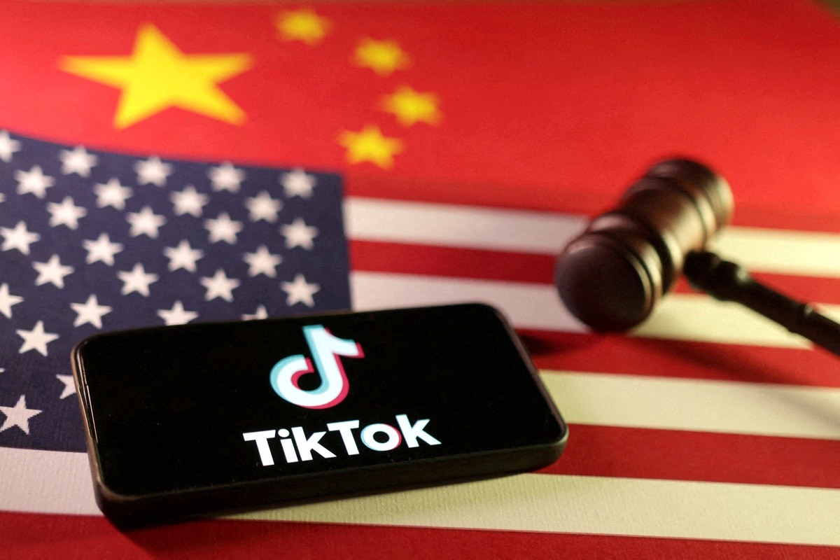 Το λογότυπο του TikTok πάνω στις σημαίες των ΗΠΑ και της Κίνας