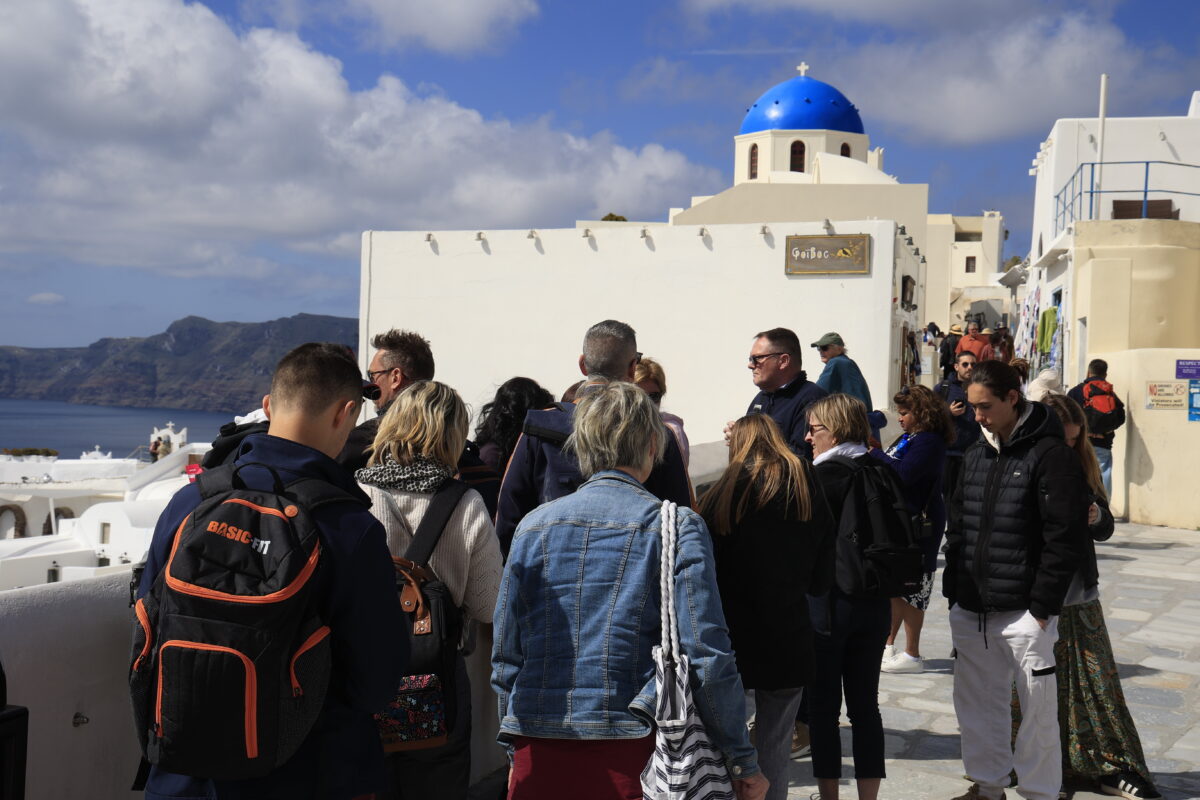 Τουρίστες στη Σαντορίνη