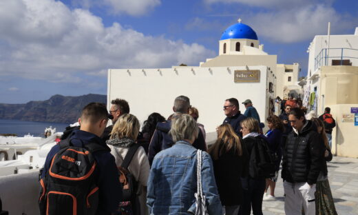 Τουρίστες στη Σαντορίνη