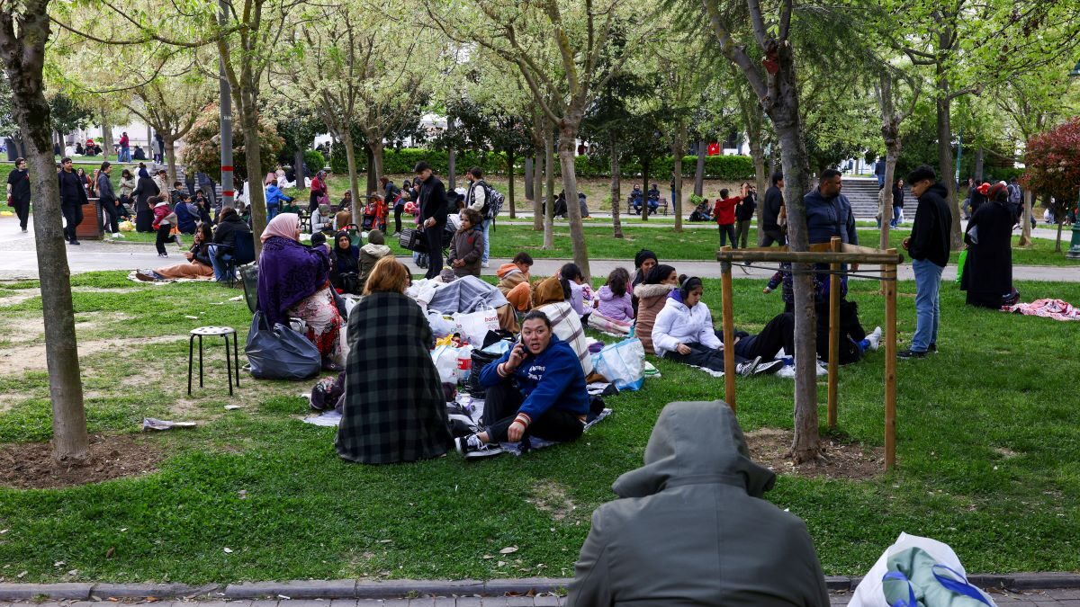 Δεκάδες πολίτες σε πάρκο της Κωνσταντινούπολης μετά το μπαράζ σεισμών