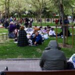 Δεκάδες πολίτες σε πάρκο της Κωνσταντινούπολης μετά το μπαράζ σεισμών