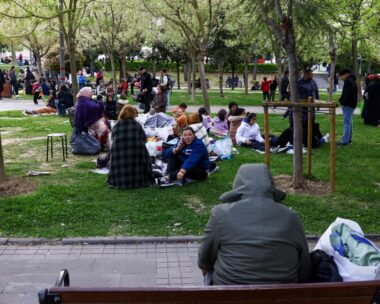 Δεκάδες πολίτες σε πάρκο της Κωνσταντινούπολης μετά το μπαράζ σεισμών