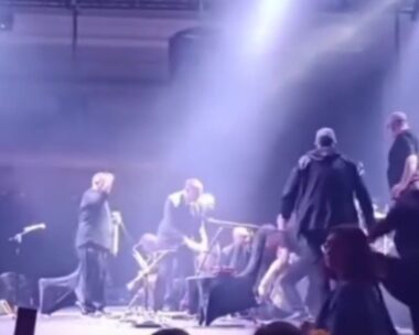 Η στιγμή που ο τραγουδιστής καταρρέει πάνω στην σκηνή