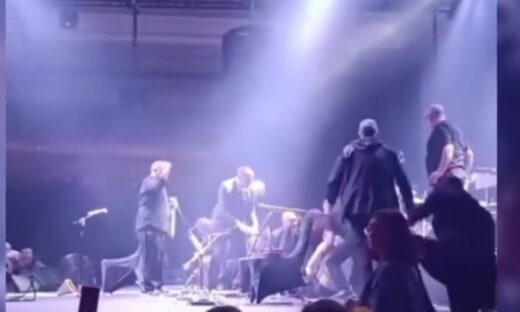 Η στιγμή που ο τραγουδιστής καταρρέει πάνω στην σκηνή